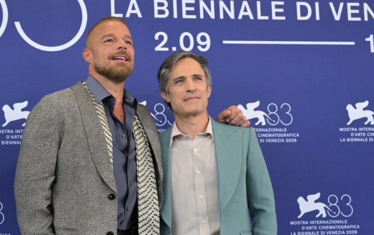 “Hombre al agua”: Gael García Bernal y Ricky Martin llevan a Venecia una fábula sobre poder, apariencias y América Latina